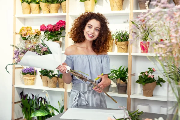 Feliz florista alegre sonriendo — Foto de Stock