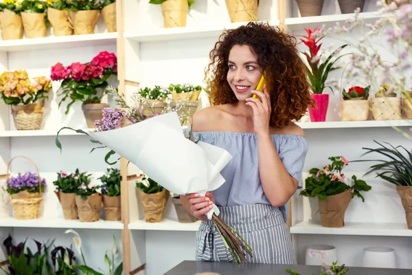 Hoş genç kadın arama yapma