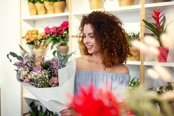Buket hayran mutlu güzel kadın