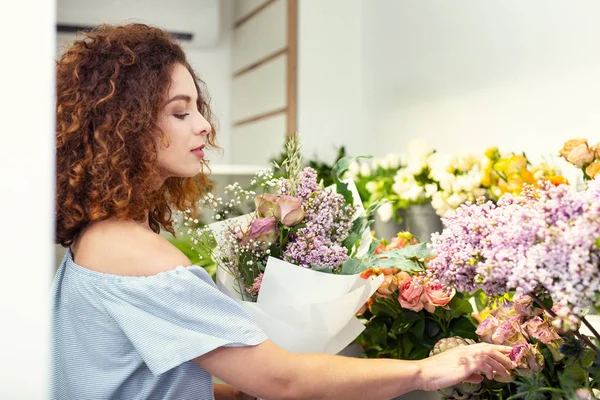 Intelligente bella donna essere nel negozio di fiori — Foto Stock