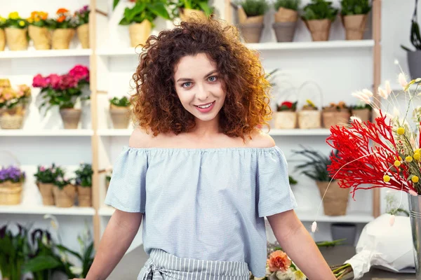 Piacevole donna allegra che ti guarda — Foto Stock