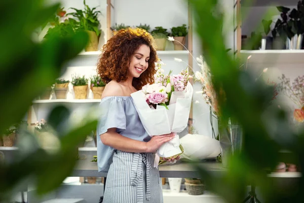 Felice donna felice godendo fiori — Foto Stock