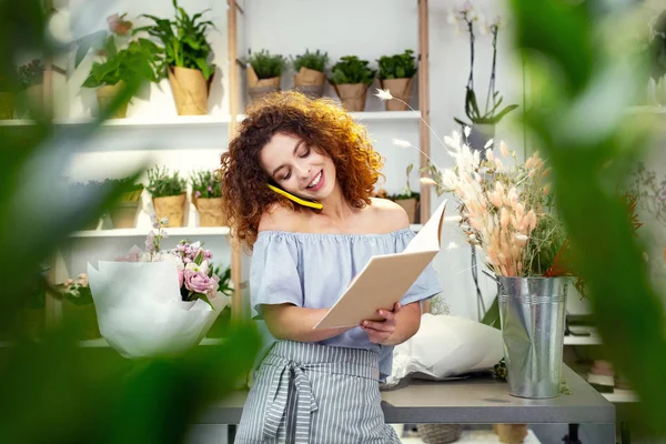 Vrolijk slim zakenvrouw bellen — Stockfoto