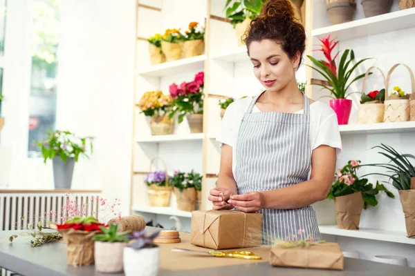 Güzel genç kadın bir hediye hazırlanıyor
