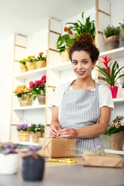 Neşeli mutlu kadın bir hediye sarma