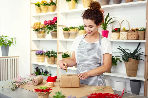 Güzel hoş kadın iş yerinde olmak