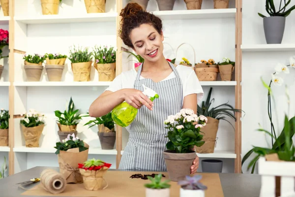 高兴的好女人拿着喷雾器 — 图库照片