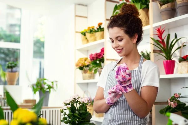 Schöne positive Frau mit Handschuhen — Stockfoto