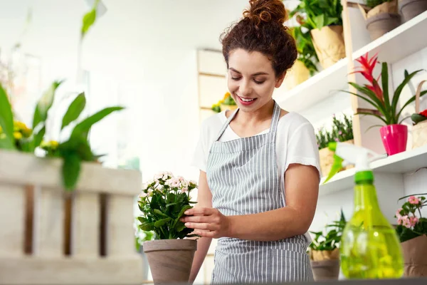 Çok mutlu neşeli kadın hakkında çiçek yardımsever