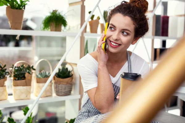 Mutlu güzel kadın arama yapma