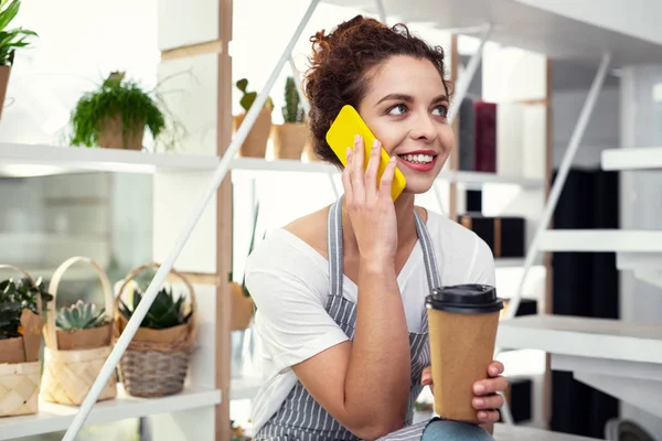 Mujer agradable positivo sosteniendo una taza de café — Foto de Stock