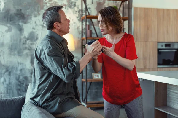 Olgun adam genç eşi ile kavga sahip