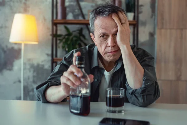 Mature man drinking whisky after divorce — Stock Photo, Image