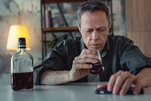 Šedovlasý muž cítí zoufale trpí závislost na alkoholu — Stock fotografie