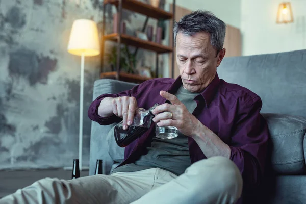 Katta oturan votka içme çaresizlik içinde adam