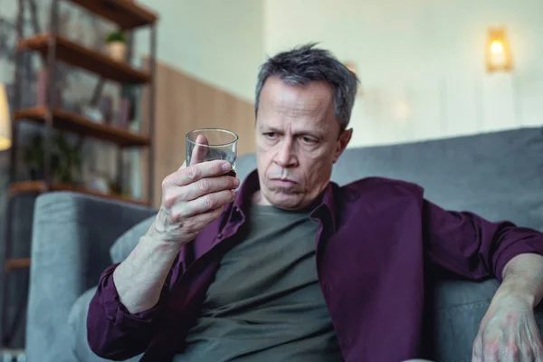 Depresivní člověk při pohledu na sklenici vodky — Stock fotografie