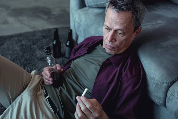 Olgun adam düşünceli duygu vurguladı