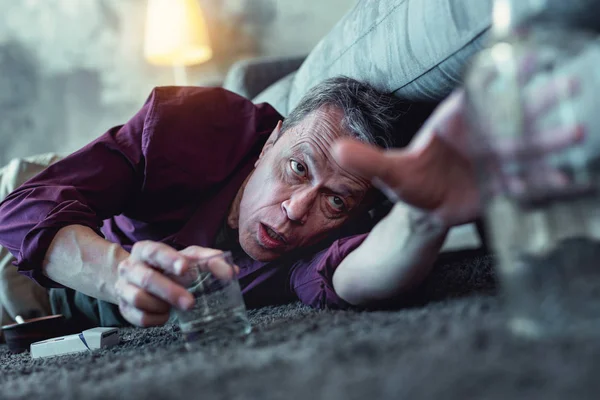 Yerde yatan iğrenç buruşuk adam