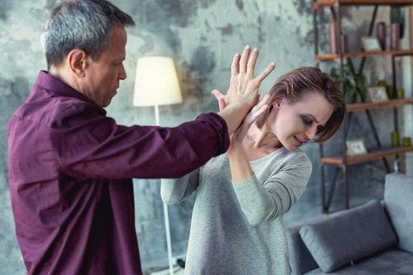 Gri gömlek acı giyen Ağlayan kadın