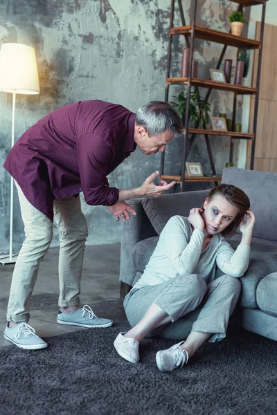 Katta oturan mavi gözlü esmer kadın