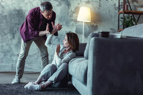 Çılgın gri saçlı yaşlı adam karısına bağırarak