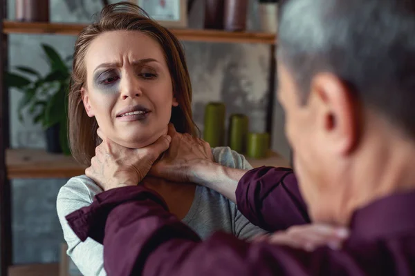 Crazy drunk husband strangling his young wife — Stock Photo, Image