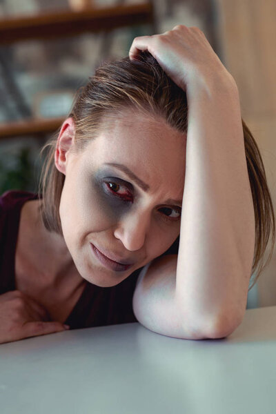 Молодая жена чувствует себя в отчаянии будучи жертвой насилия
