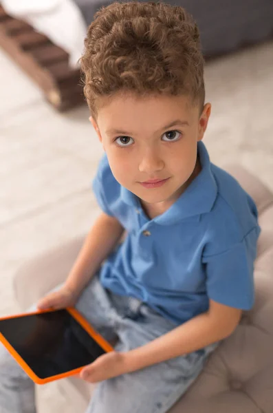 Piccolo riccio carino ragazzo guardando cartone animato sul computer portatile — Foto Stock