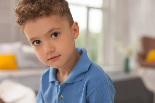 Groen-eyed krullend jongen dragen stijlvol poloshirt — Stockfoto