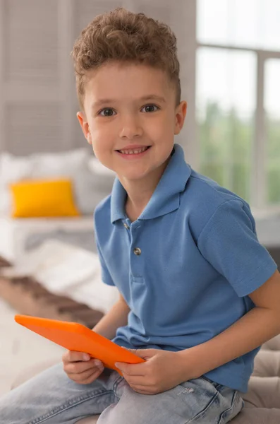 Niedliche Baby-Junge lächelt breit halten Laptop — Stockfoto