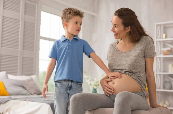 Apelando mujer feliz sonriendo ampliamente pasar tiempo con su hijo — Foto de Stock