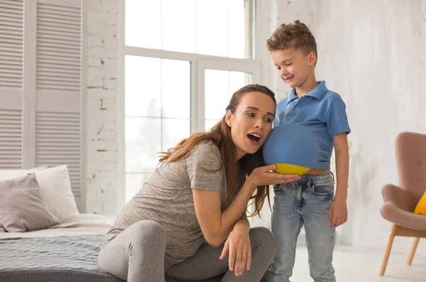Schwangere amüsiert ihren kleinen Sohn — Stockfoto