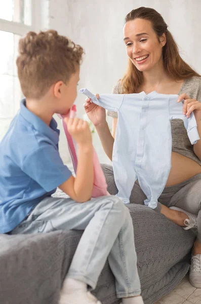 Schwangere Mutter diskutiert mit Sohn über Geschlecht künftiger Babys — Stockfoto