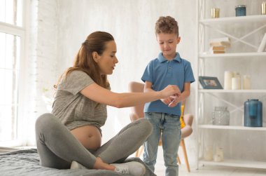 Hamile anne genç oğlu