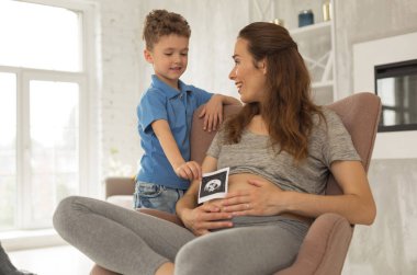 Koltukta oturan bekliyor kadın gülen