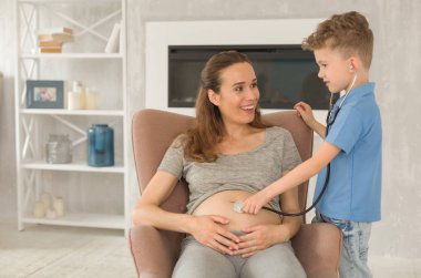 Gülümseyen bekliyor kadın koltuk dekoratif şömine yakın oturan