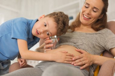 Hamile karın dokunmadan baktılar kıvırcık çocuk