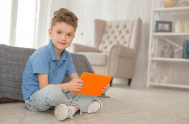 Yakışıklı çocuk katta oturan şık kıyafetlerle