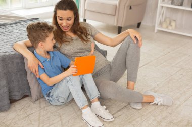 Hamile anne oğlunu çizgi film izlerken katılmadan