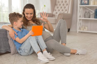 Hamile anne öğretim matematik gülümseyen küçük oğlu