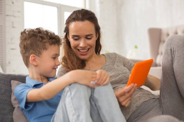 Gülen anne geniş espriler söylüyorum süre gülümseyen