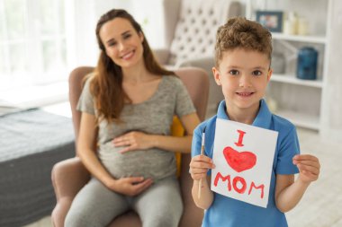 Yakışıklı küçük oğlu resim resim bekliyor annesi için