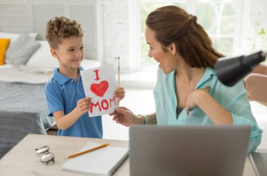 Esmer uzak alt annelik bırak oğlum ile vakit