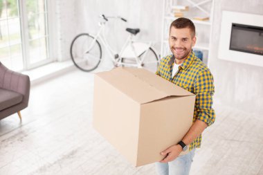 Kutusu içinde ev getiren çekici neşeli adam