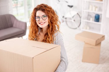 Çekici coşkulu kadın bırakarak daire