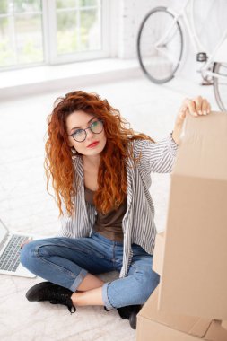 Çekici kadın kutusunu kontrol odaklı