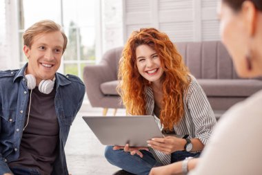 Neşeli iki öğrenci fıkraya gülmek