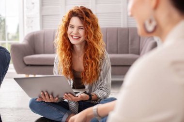 Fikir tanıtımı neşeli kız öğrenci