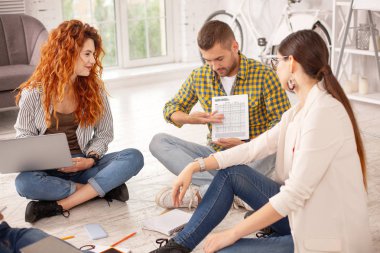 Tartışma hevesli üç öğrenci