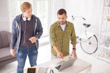 Düşünceli erkek meslektaşları beyin fırtınası